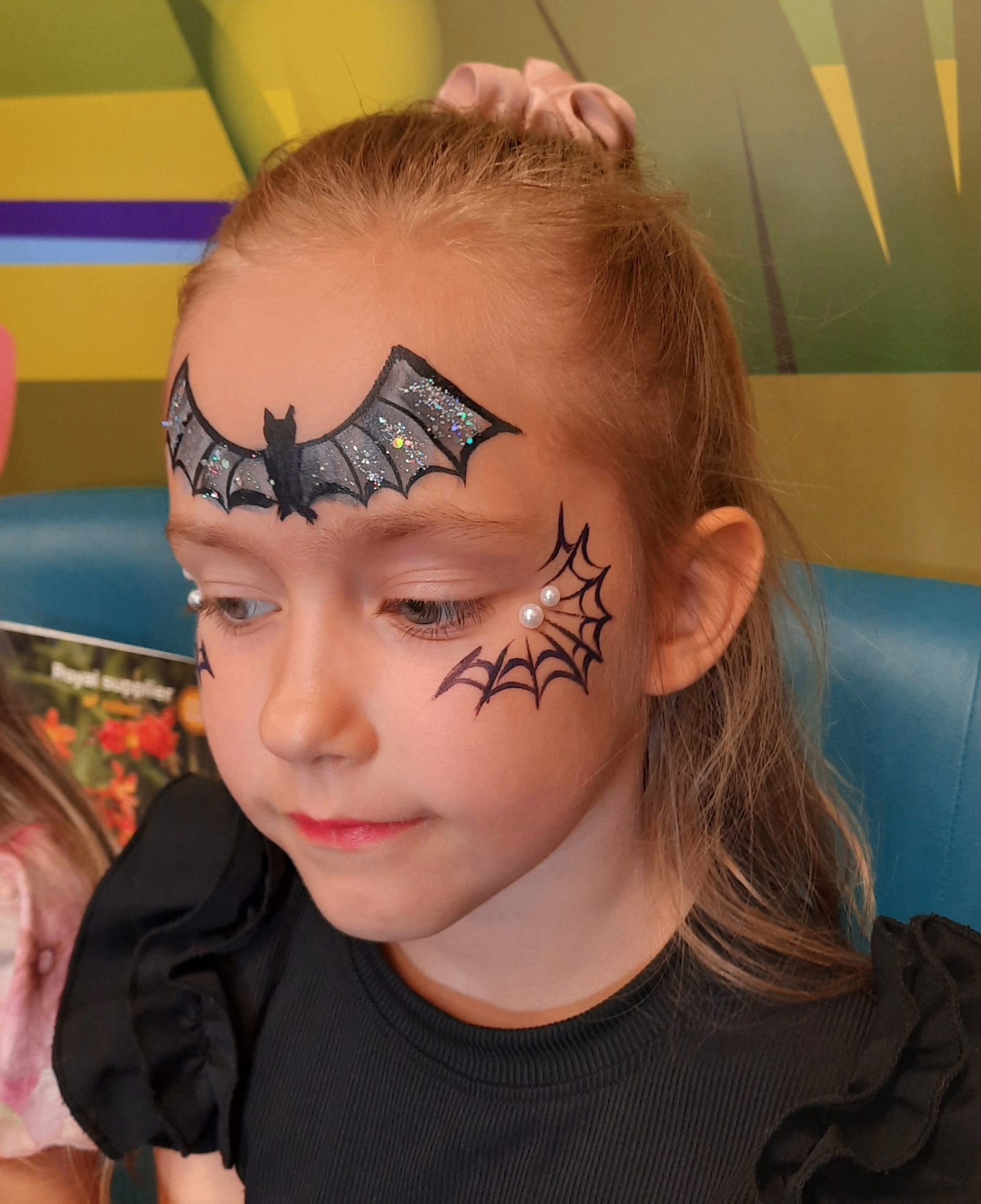 Halloween teemaline nahkhiire ja ämblikuvõrguga näomaaling