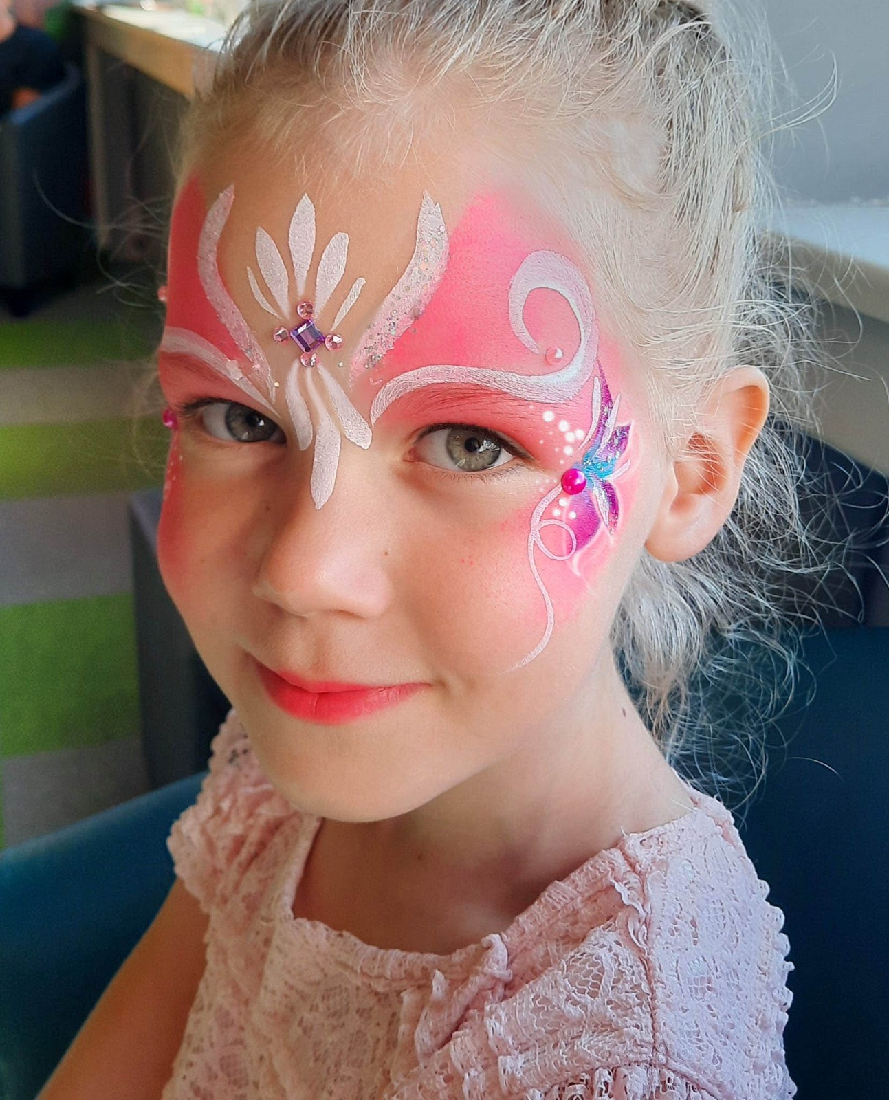 Roosa printsessi näomaaling kaunistuste ja sädelustega