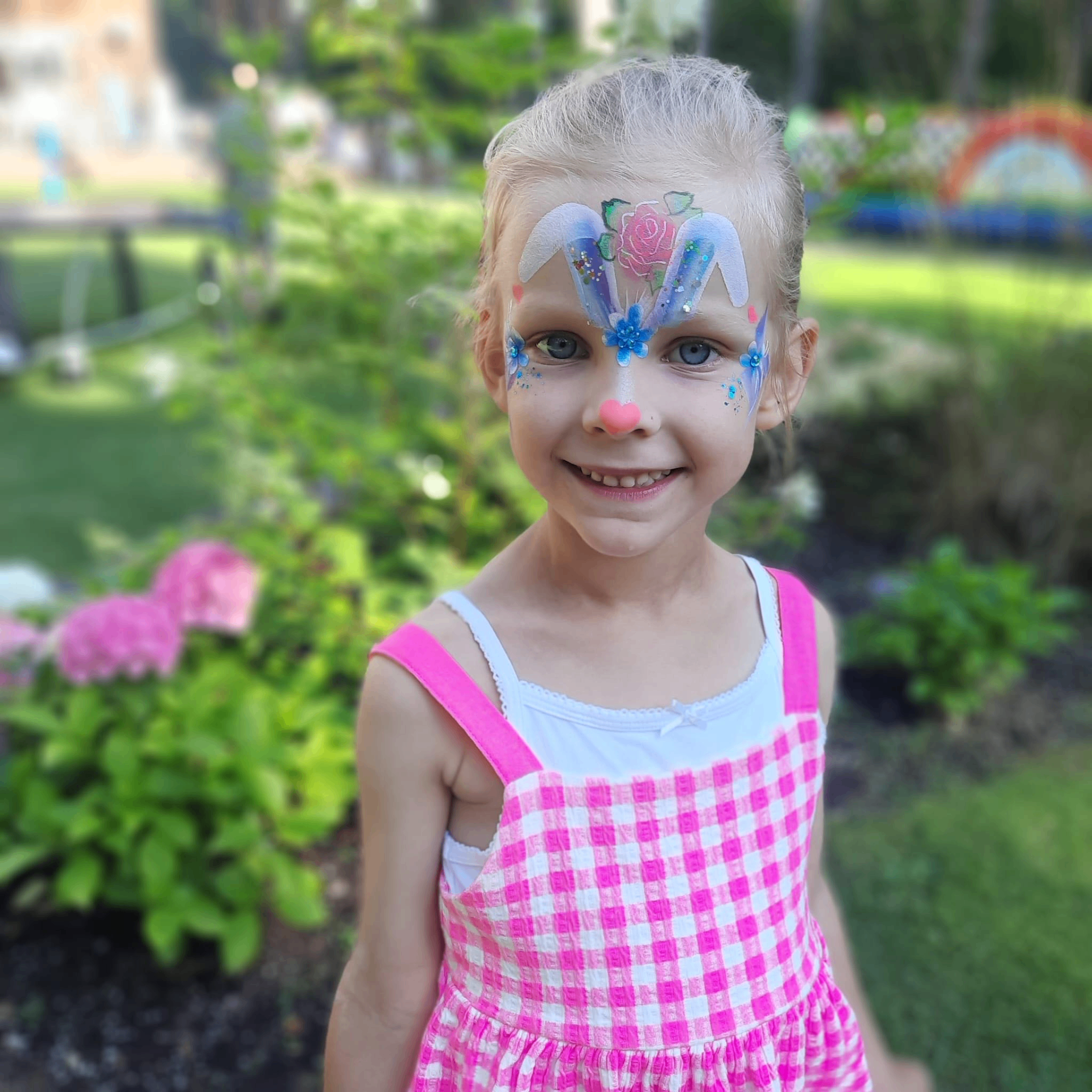 Ilus sinine ja roosa kroonimustriga näomaaling tüdrukutele