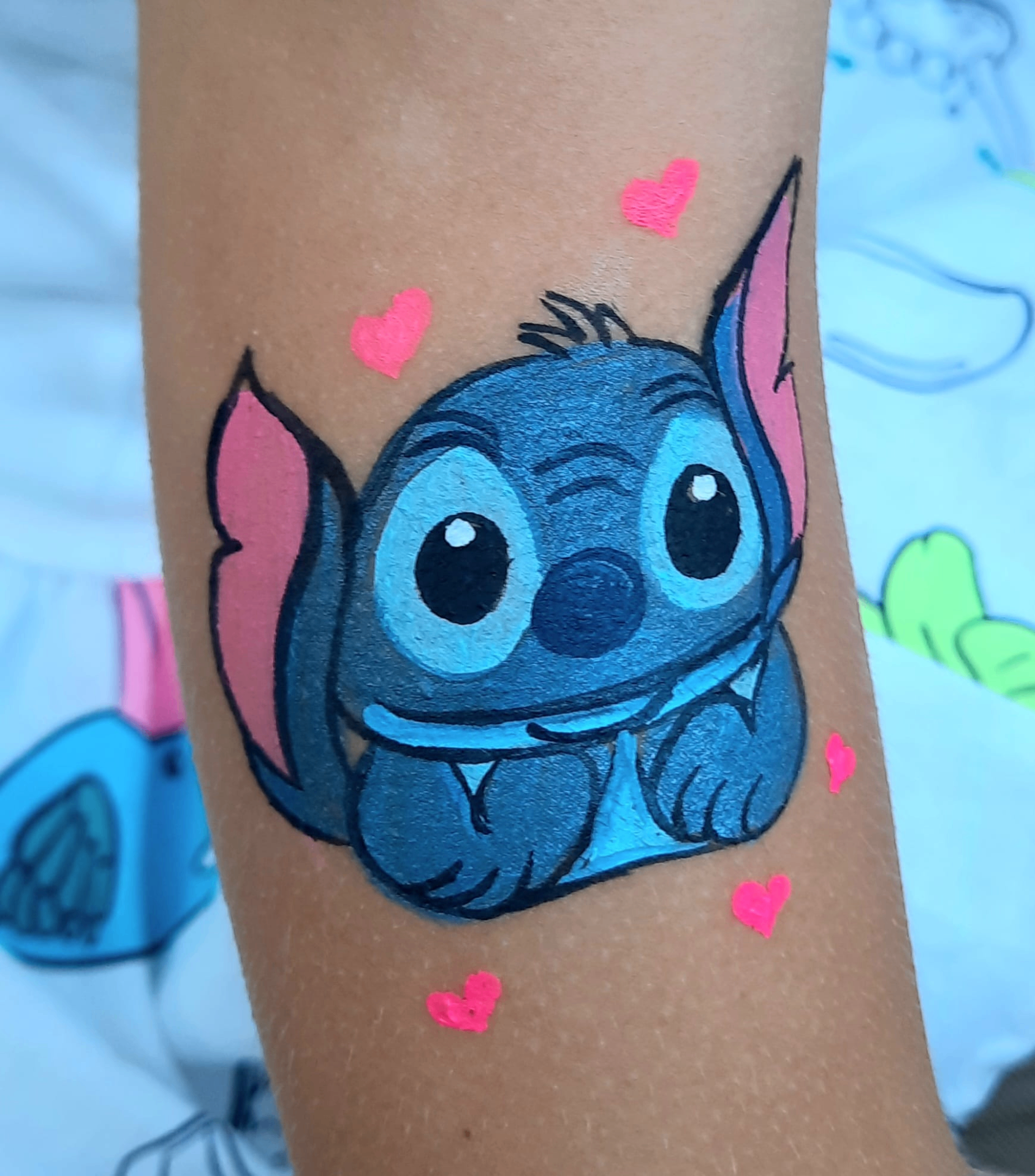 Stitch tegelaskujuga käevarre näomaaling lastele