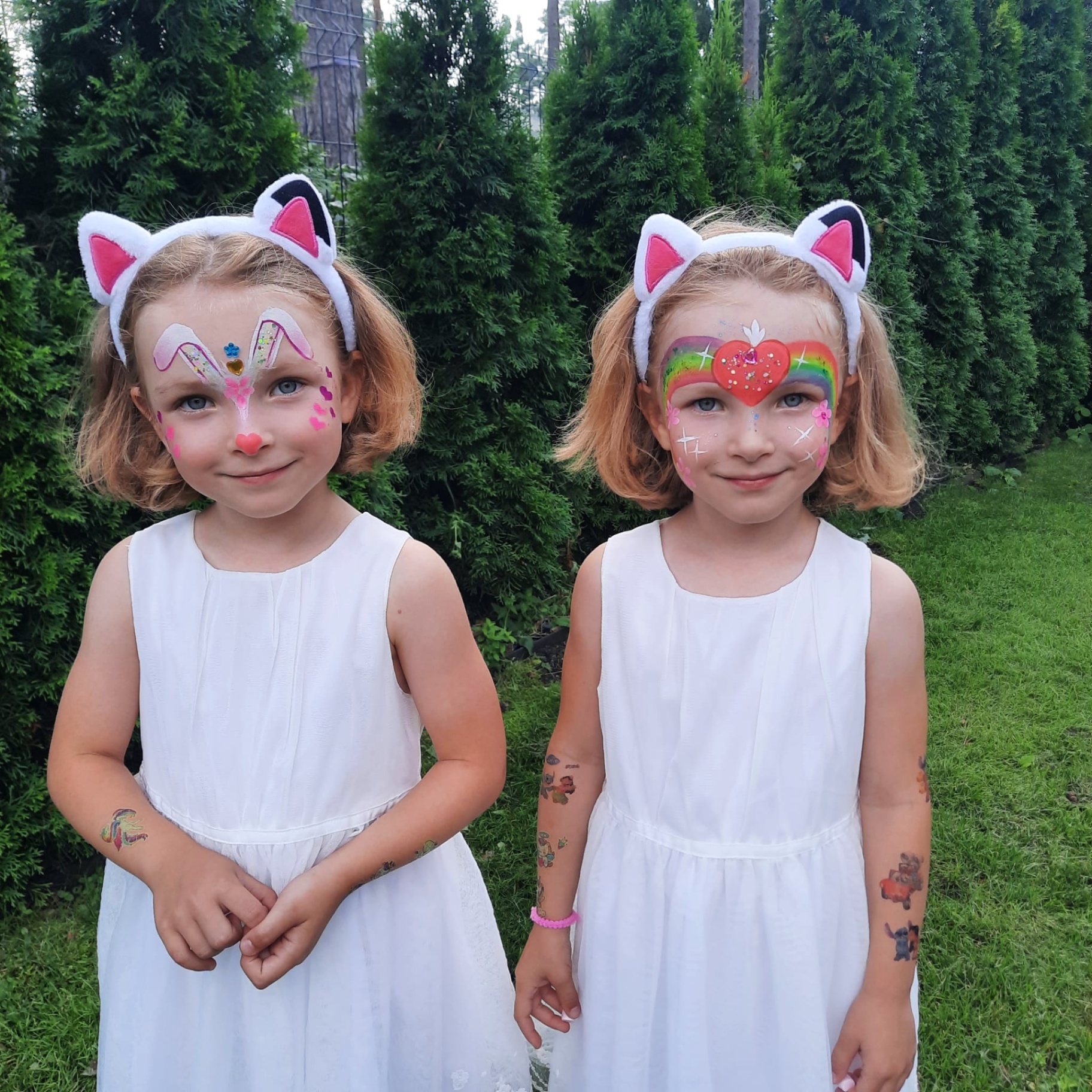 Kaks last kassikõrvadega ja värvilise näomaalinguga sünnipäeval